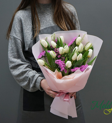 Bouquet of white tulips and statice photo 394x433